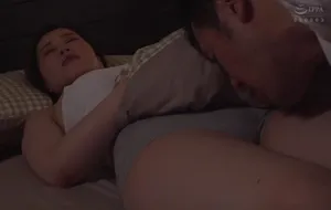 3 ngày ông chồng đi bàn việc làm ăn, bà xã ở nhà nữa đêm bị bố người chồng mò vào phòng