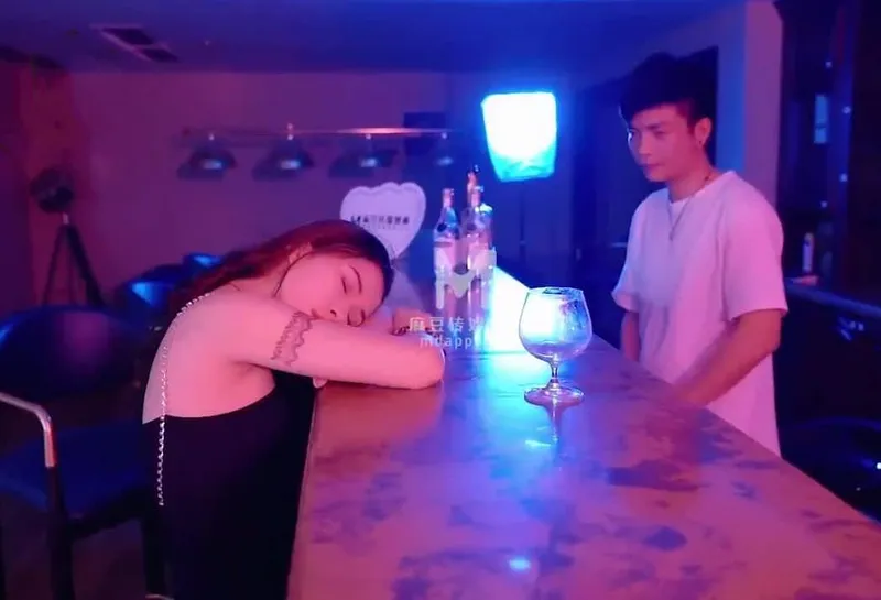 Anh bartender quán rượu đưa em khách dương vật say xỉn về nhà rồi tranh thủ …