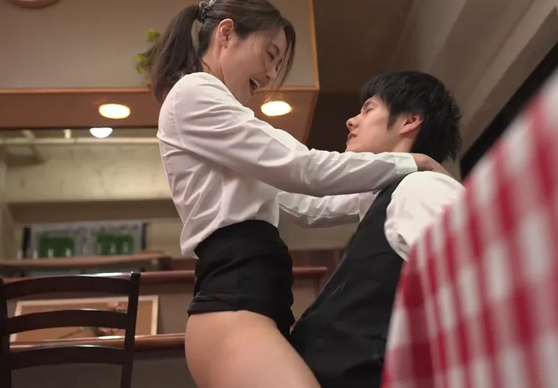 Cậu trai trẻ quan hệ nữ đồng nghiệp có chồng nhưng chồng “yếu”