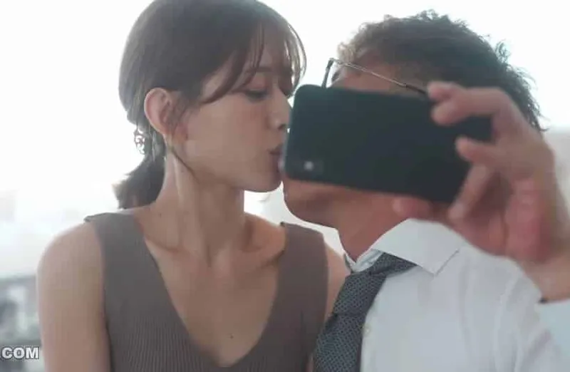 Thấy vợ yêu hơi lạ, anh xã xem điện thoại người vợ và thấy cảnh địt với sếp của mình