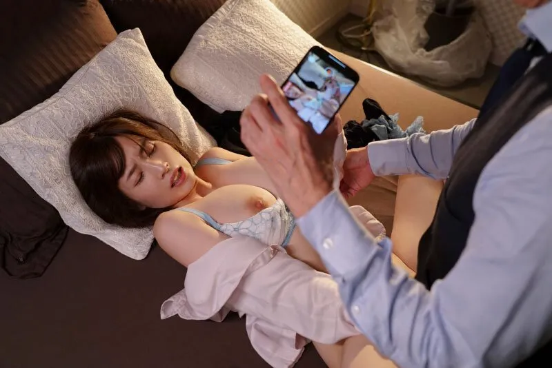 Quản lý chuốc thuốc em thư ký bắt trả bài cả đêm khi đi công chuyện xa