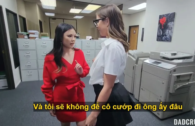 Bố dượng trúng độc đắc làm tình cùng lúc búp bê và em trợ lý riêng